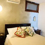 Apartmán Charming In With Shared Pool