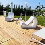 Apartmán Charming In With Shared Pool